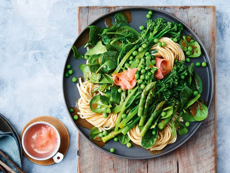Udon-Nudeln mit grünem Spargelgemüse