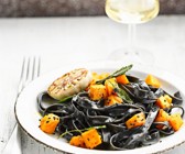 Schwarze Bandnudeln mit Kürbis und Salbei