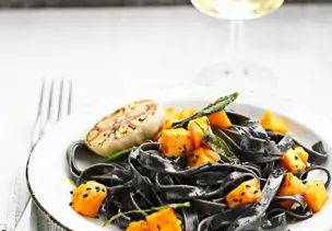 Schwarze Bandnudeln mit Kürbis und Salbei