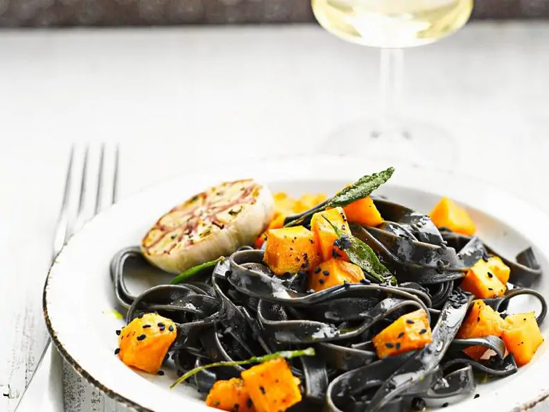 Schwarze Bandnudeln mit Kürbis und Salbei