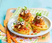 Nudelnester mit Hackbällchen