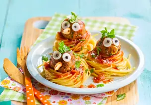 Nudelnester mit Hackbällchen