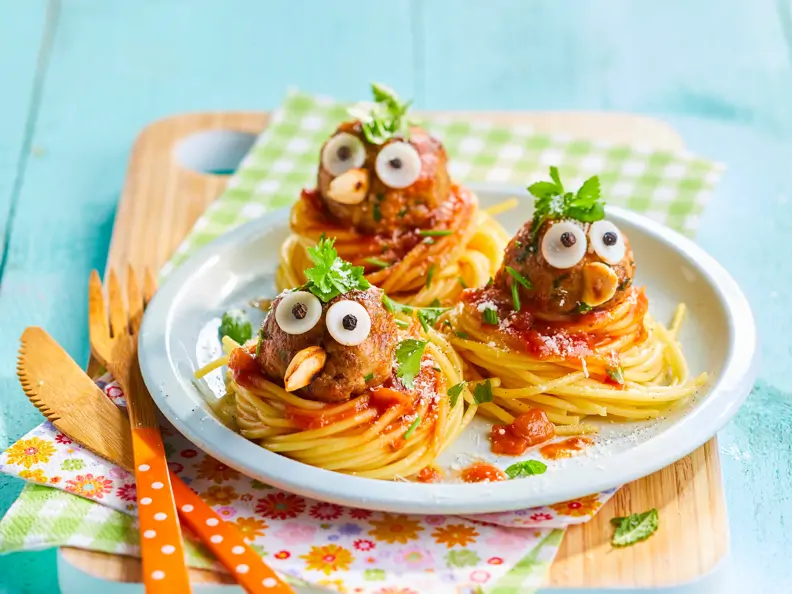 Nudelnester mit Hackbällchen