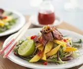 Mangosalat mit Reisnudeln und Rindfleisch