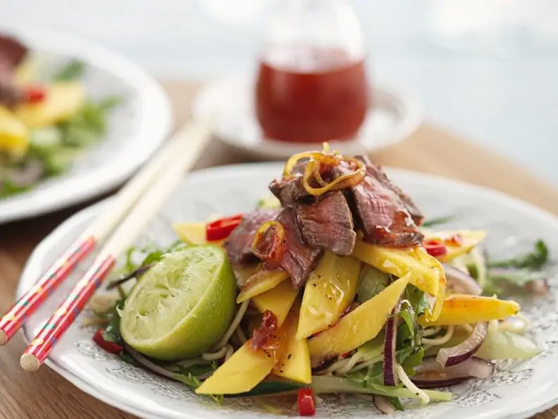 Mangosalat mit Reisnudeln und Rindfleisch