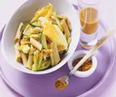 Vollkornnudeln mit Curry, Zucchini und Sanddorn