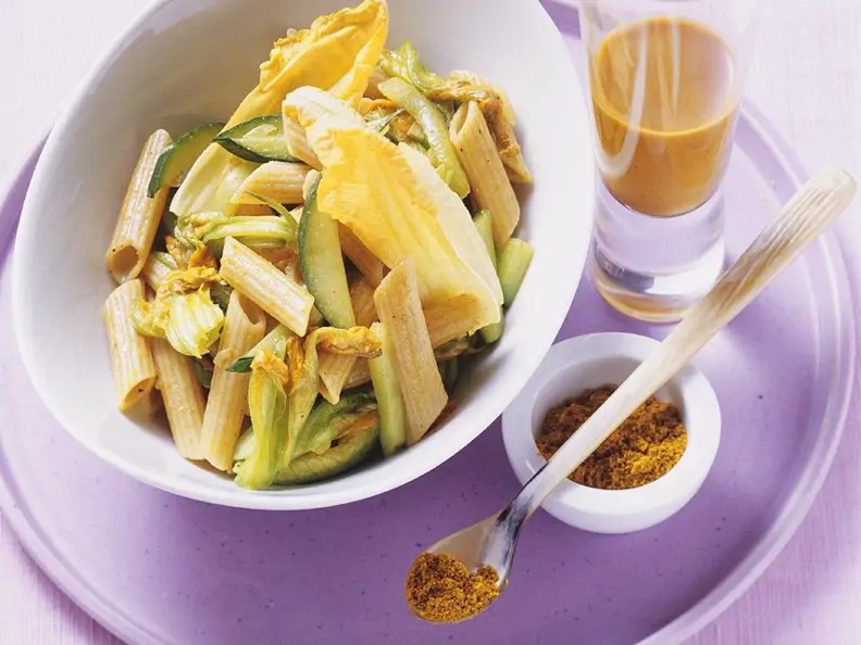 Vollkornnudeln mit Curry, Zucchini und Sanddorn