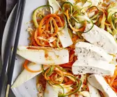 Zucchini-Möhren-Nudeln mit pochiertem Hähnchen