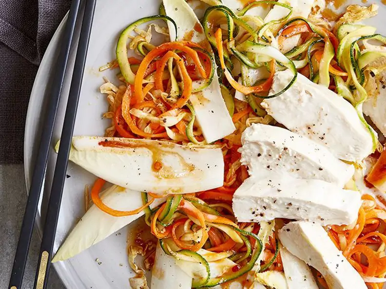 Zucchini-Möhren-Nudeln mit pochiertem Hähnchen