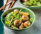 Fleischklößchen mit Asia-Nudeln und grünen Bohnen