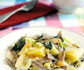 Buchweizennudeln mit Kartoffeln, Kohl, Käse und Salbeibutter
