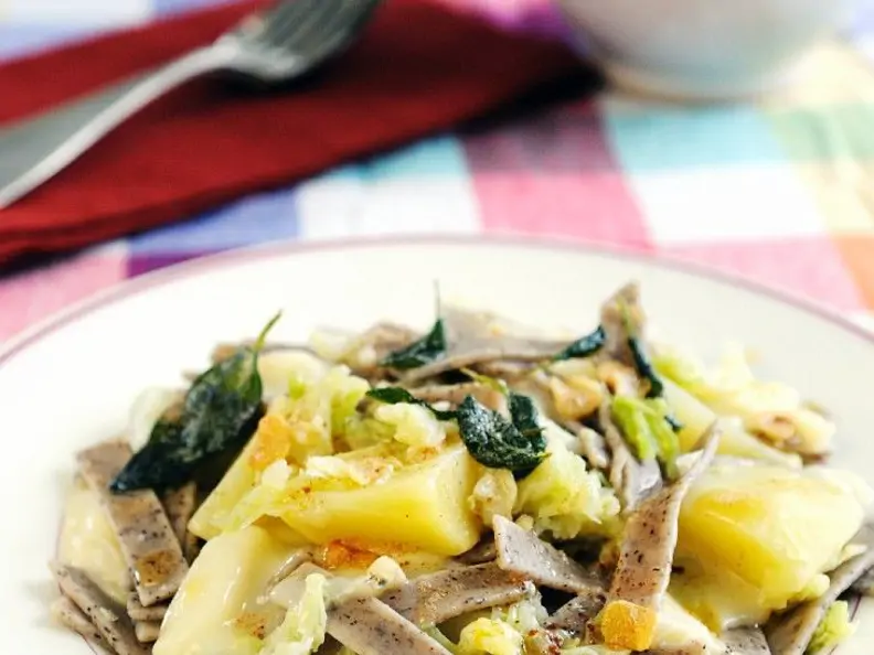 Buchweizennudeln mit Kartoffeln, Kohl, Käse und Salbeibutter