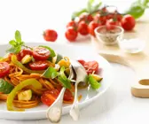 Tomatennudeln mit Paprika und Zucchini