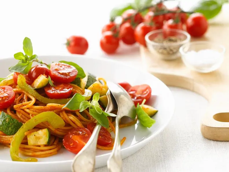 Tomatennudeln mit Paprika und Zucchini