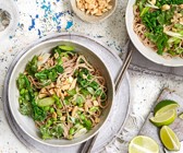Soba-Nudeln mit Brokkoli, Edamame und Erdnüssen