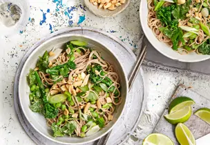Soba-Nudeln mit Brokkoli, Edamame und Erdnüssen