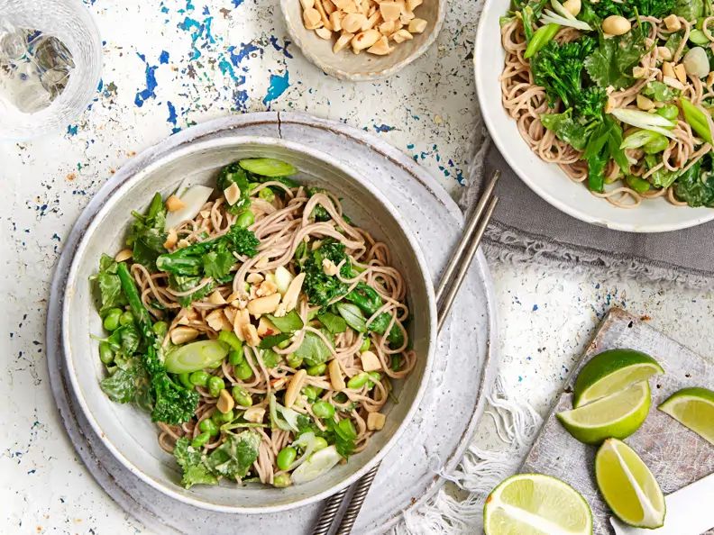 Soba-Nudeln mit Brokkoli, Edamame und Erdnüssen