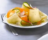Breite Bandnudeln mit Gemüse und Mohn