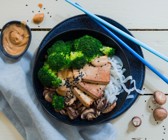 Keto-Bowl mit Konjaknudeln und Erdnusssauce