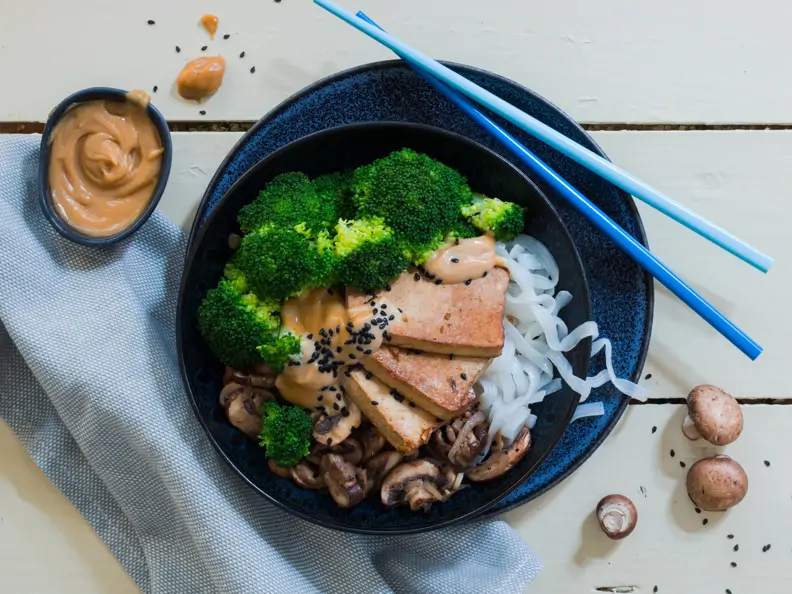 Keto-Bowl mit Konjaknudeln und Erdnusssauce