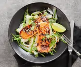 Teriyaki-Lachs mit Erdnüssen, Zuckerschoten und Reisnudeln