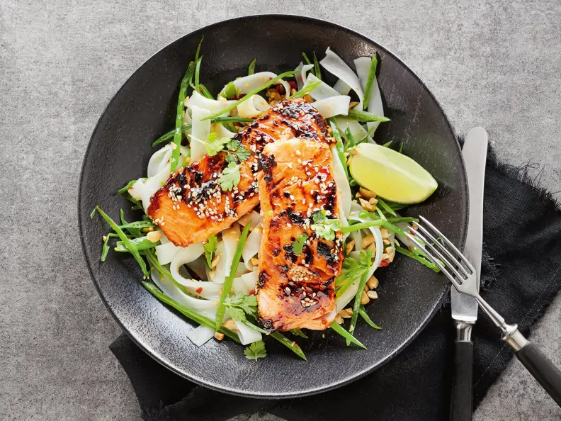 Teriyaki-Lachs mit Erdnüssen, Zuckerschoten und Reisnudeln