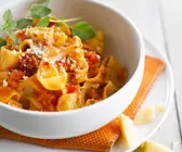 Bandnudeln mit scharfer Tomatensauce