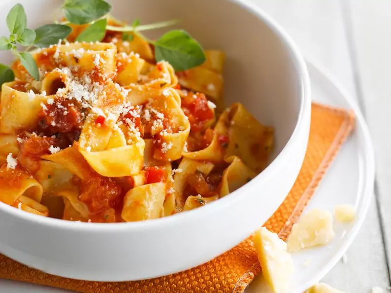 Bandnudeln mit scharfer Tomatensauce