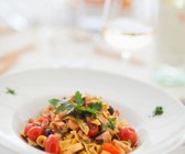 Nudeln mit Tomaten und Oktopus