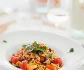 Nudeln mit Tomaten und Oktopus