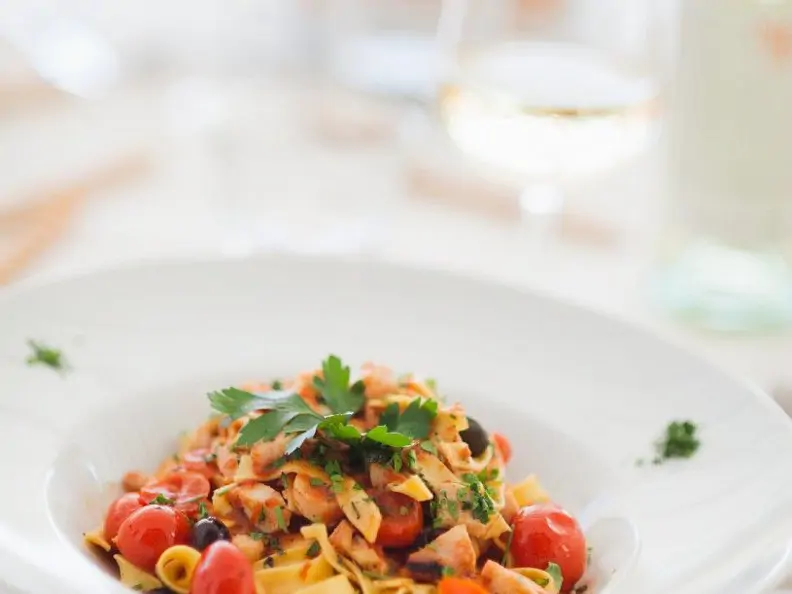Nudeln mit Tomaten und Oktopus