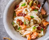 Reis-Bandnudeln mit Lachs und getrockneten Tomaten