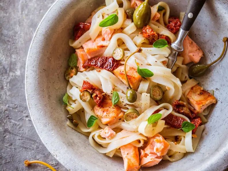 Reis-Bandnudeln mit Lachs und getrockneten Tomaten