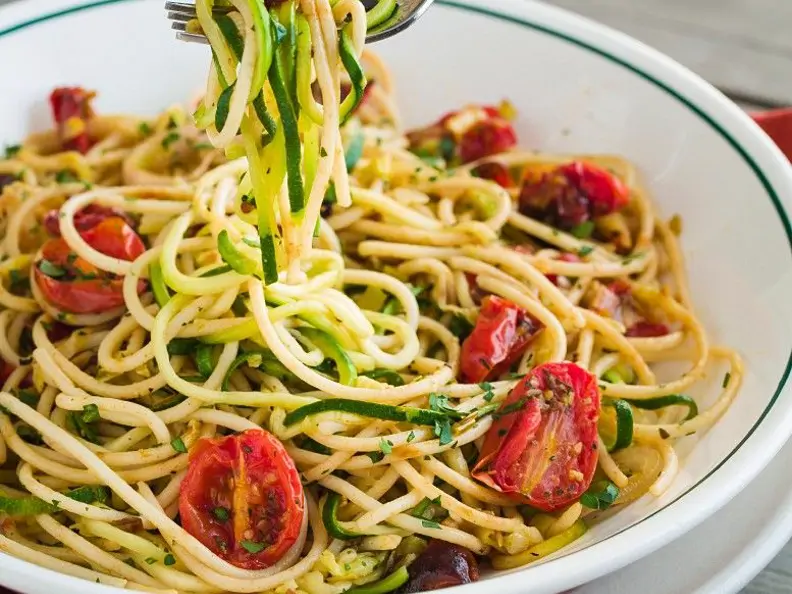 Nudeln mit Zucchini und Tomaten (glutenfrei)