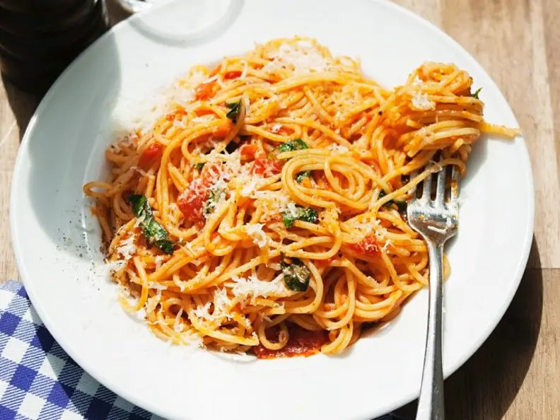 Nudeln mit Tomatensauce