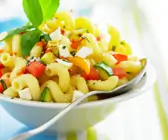 Salat mit Nudeln, Gemüse und Feta