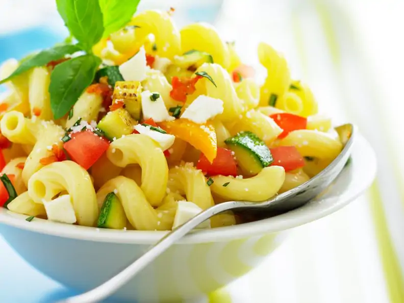 Salat mit Nudeln, Gemüse und Feta