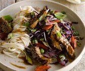Rindfleisch-Stirfry mit Gemüse und asiatischen Nudeln