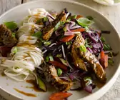 Rindfleisch-Stirfry mit Gemüse und asiatischen Nudeln