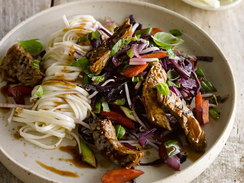 Rindfleisch-Stirfry mit Gemüse und asiatischen Nudeln