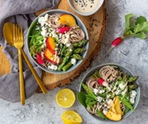 Buddha-Bowl mit grünem Spargel und Soba-Nudeln