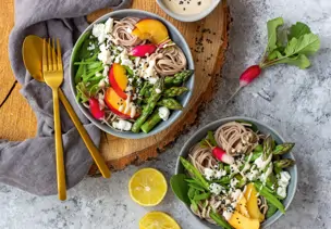 Buddha-Bowl mit grünem Spargel und Soba-Nudeln