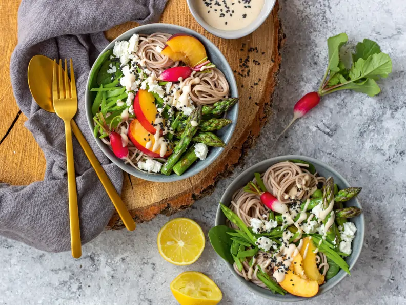 Buddha-Bowl mit grünem Spargel und Soba-Nudeln
