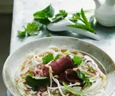 Asiatische Suppe mit Nudeln und Rindfleisch