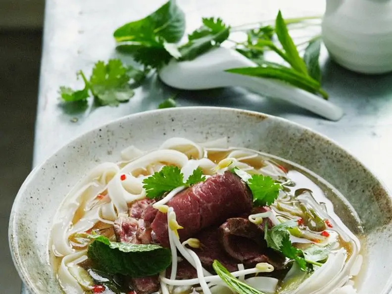 Asiatische Suppe mit Nudeln und Rindfleisch
