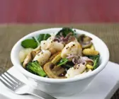 Gemüse mit Tintenfisch und Nudeln aus dem Wok
