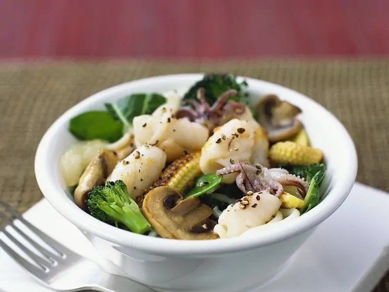 Gemüse mit Tintenfisch und Nudeln aus dem Wok