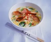 Lachs-Kokoscurry mit Nudeln