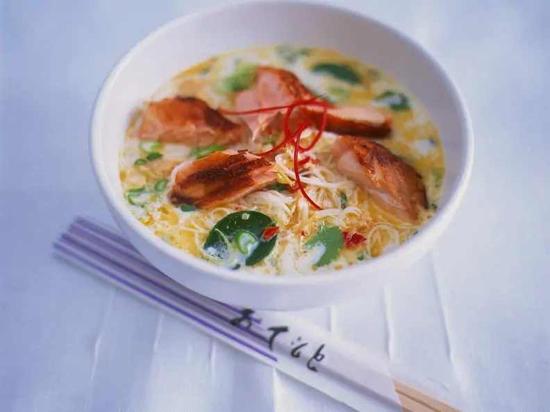 Lachs-Kokoscurry mit Nudeln