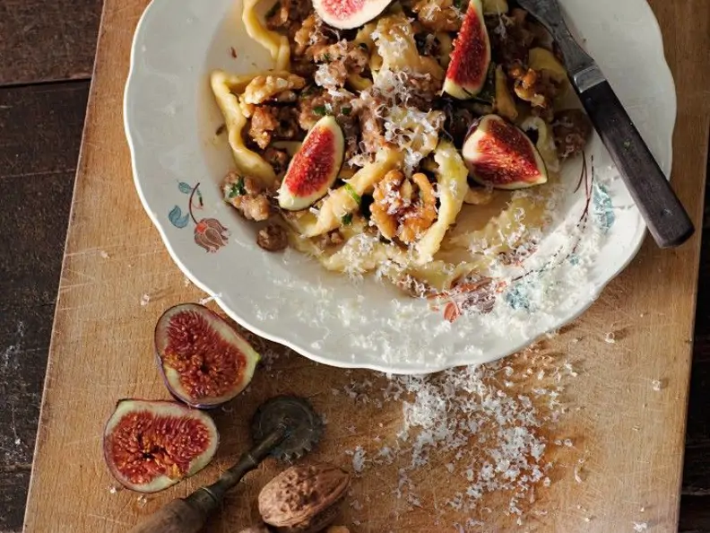 Nudeln mit Feigen, Nüssen und Käse